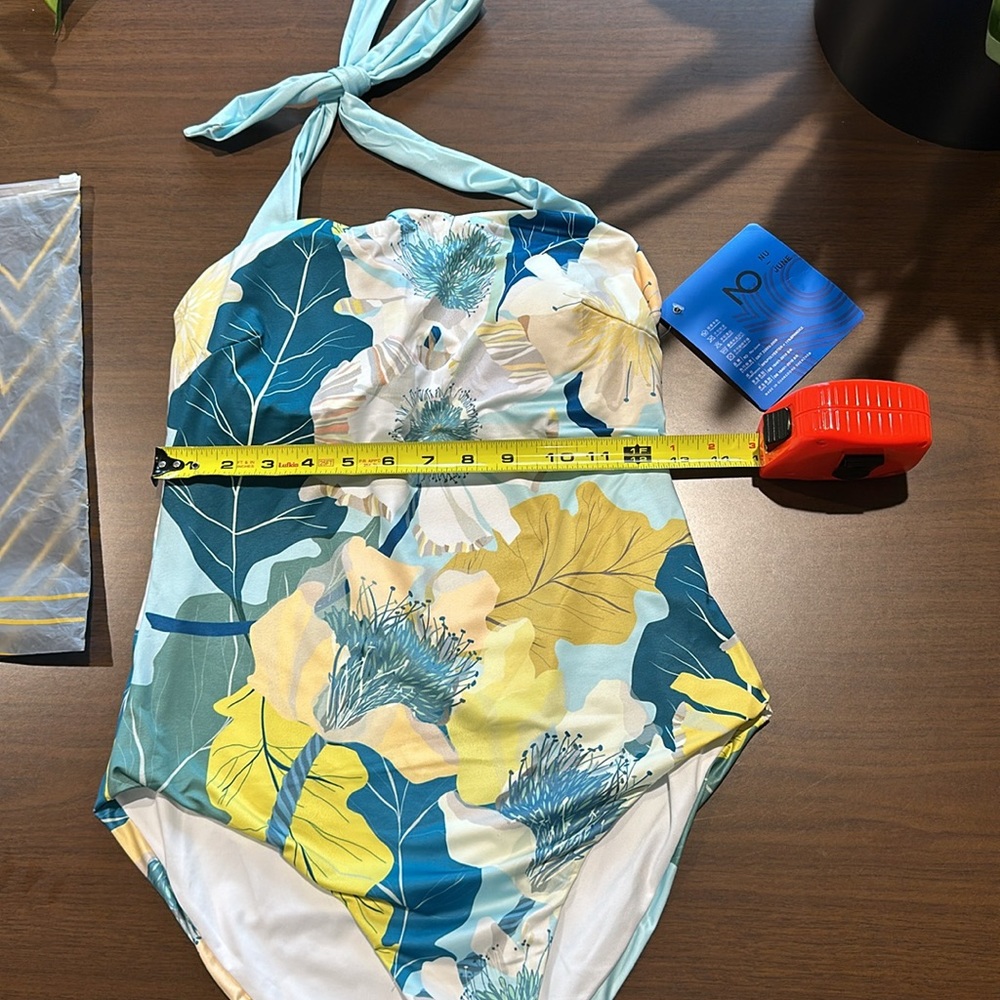 Women’s Large Suimsuit - Picture 7 of 8